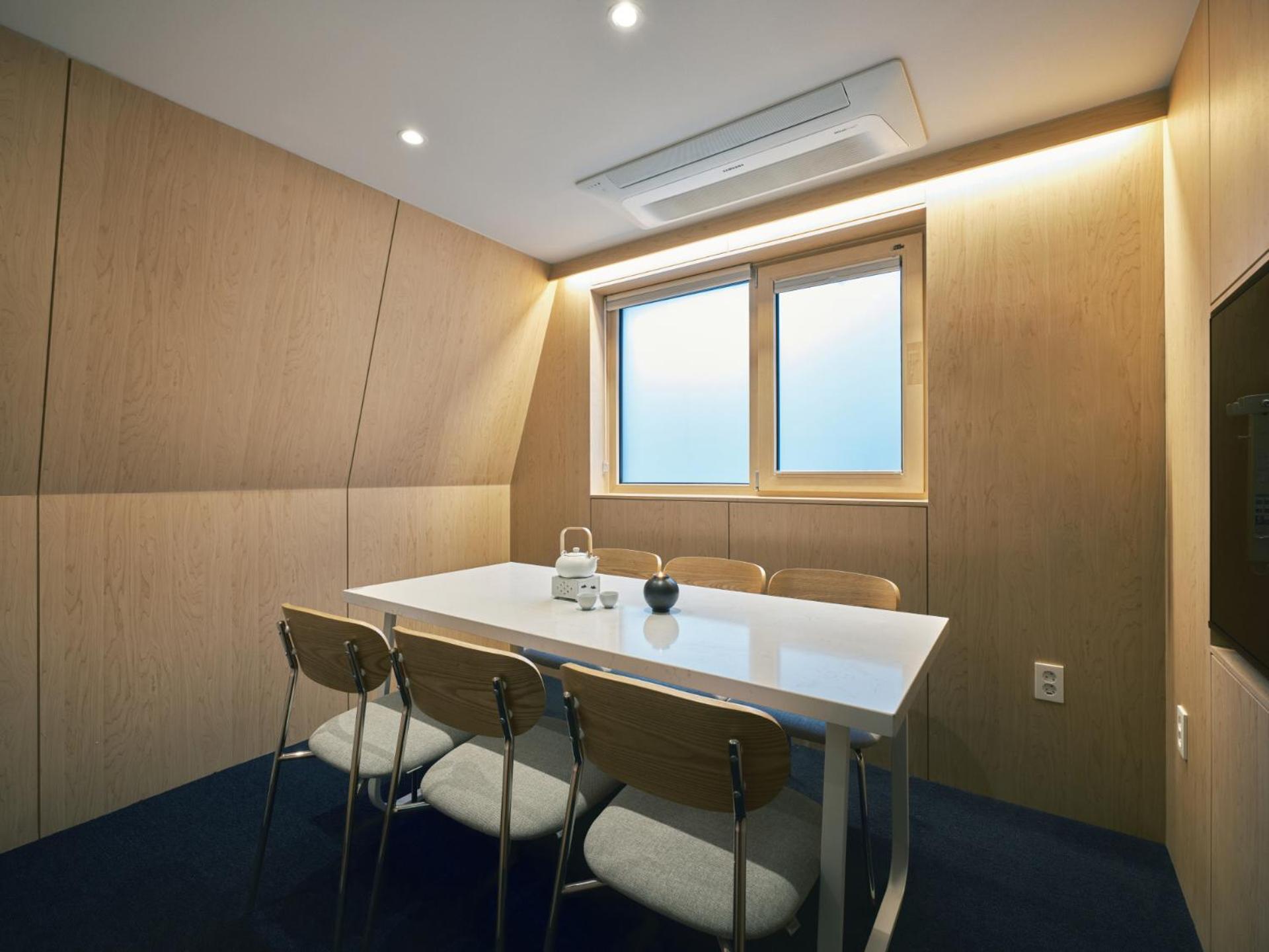 Junior Suite 3F - 1 Bathroom & 1 Parking Space Available